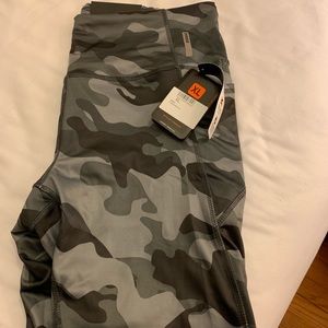 7/8’s leggings. grey and black camo.